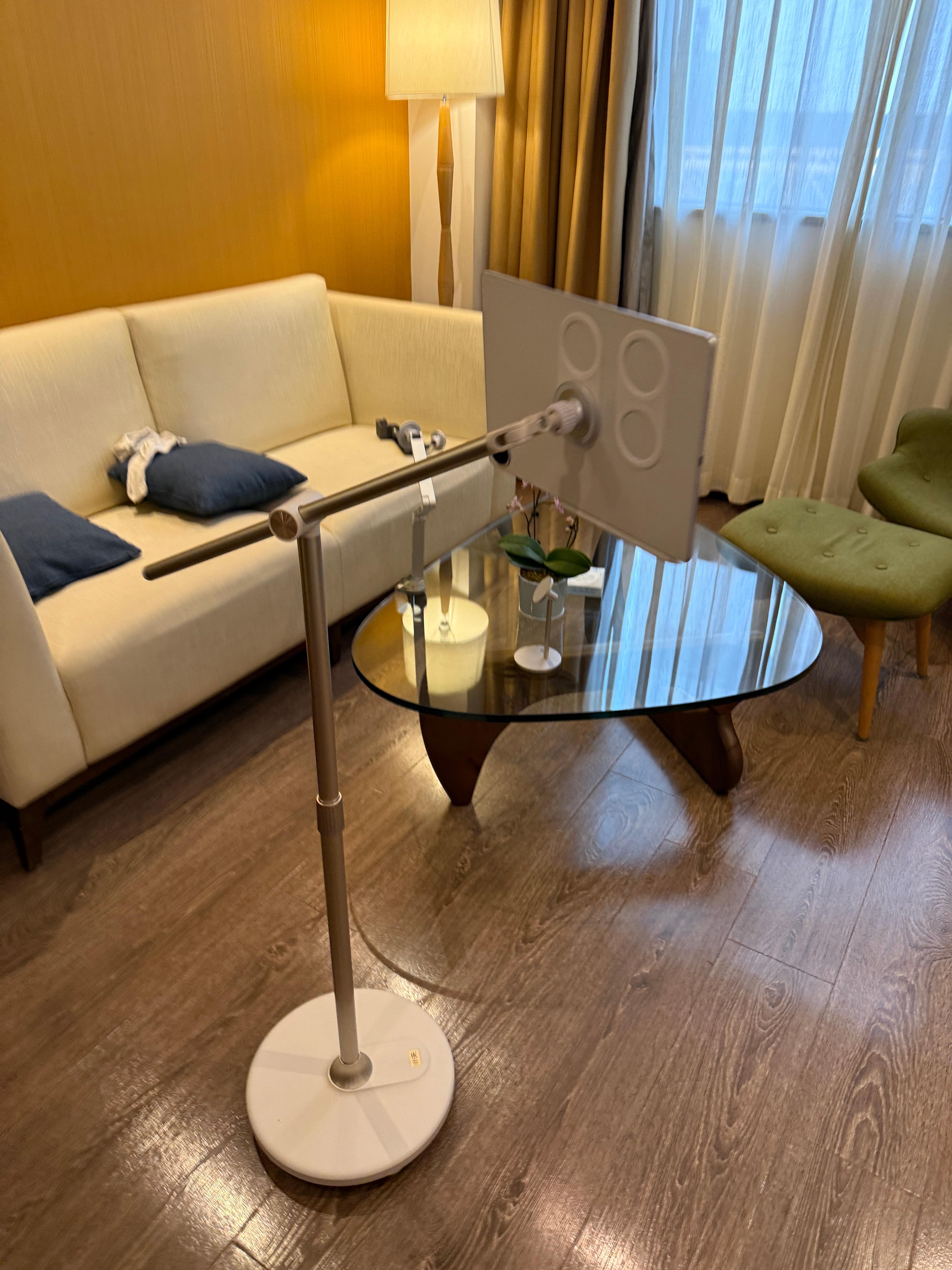 无论多大的平板，旗舰磁吸头+吸盘+平板专用引磁片的组合都能给你吸住，而且稳稳的，