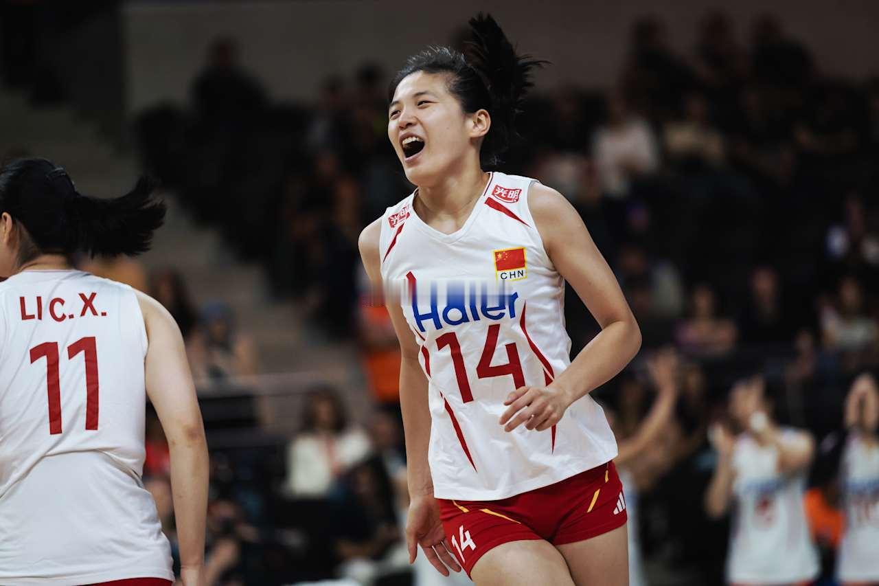 中国女排3-0法国女排中国女排二传解盛钰无进攻3次发球、0得分0失误无一传8次防