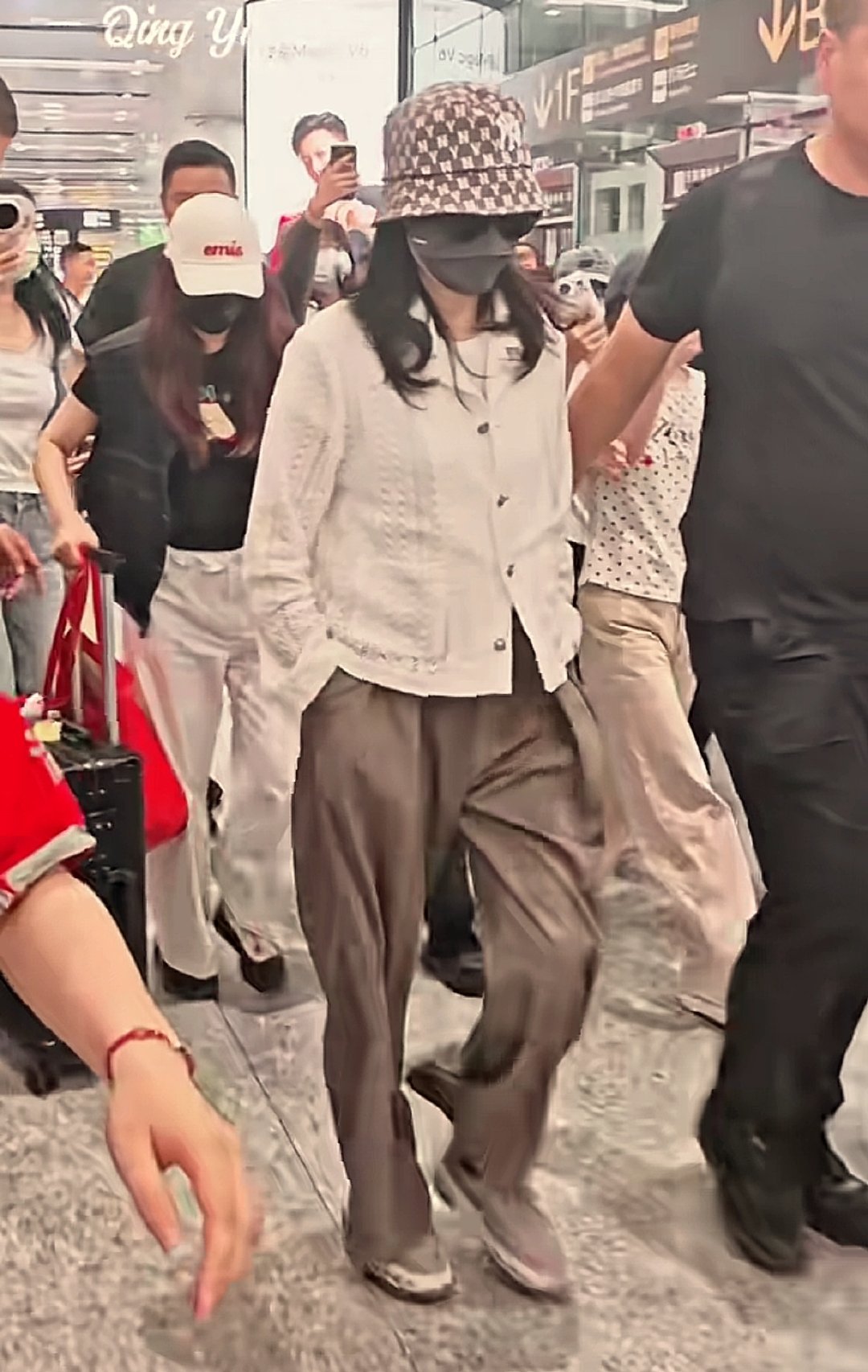 🆘周涛都捂这么严实了，还一堆人围着拍她。。。真的服了。。。她是艺术工作者，不是
