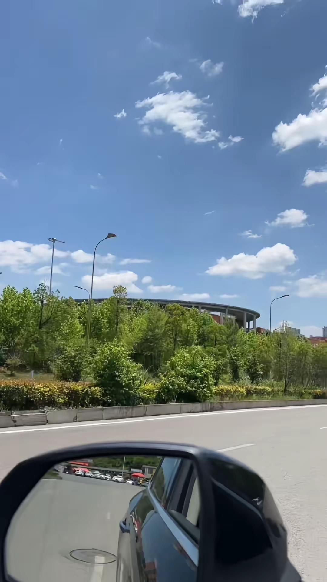 岁月如笔写春秋，人生入戏演悲欢。不只是我把生活过的一塌糊涂，谁的过往不是写满心酸
