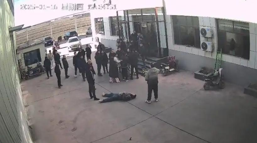 河北，男子和妻子闹离婚，妻子带着几十个人冲进他的公司，打砸了1个小时，谁料报案后