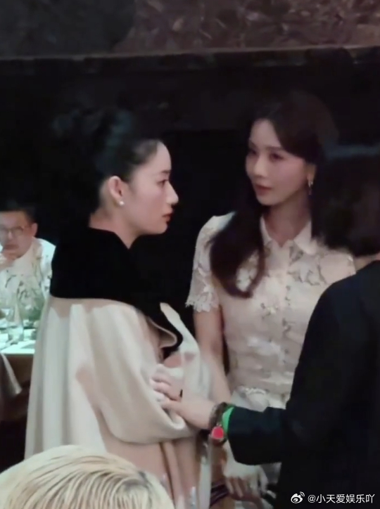 刘诗诗郭晓婷捧脸亲亲 刚刷到这个视频直接转发给闺蜜了！我俩尖叫五分钟停不下来，刘