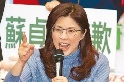 郑丽文这回又把话头转回来了，张口就是“我们都是中国人”，还搬出台湾“宪法”前言说