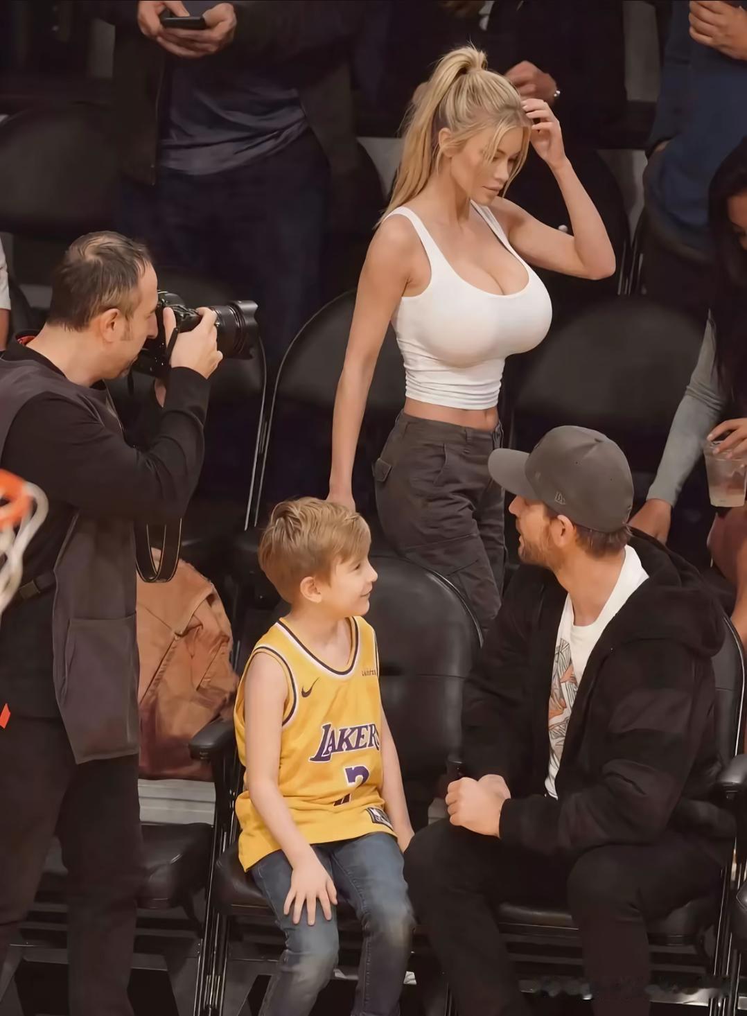 湖人不愧是大“球”市
球迷多是有原因的，像这位美女球迷的身材比例真是绝了，不过这