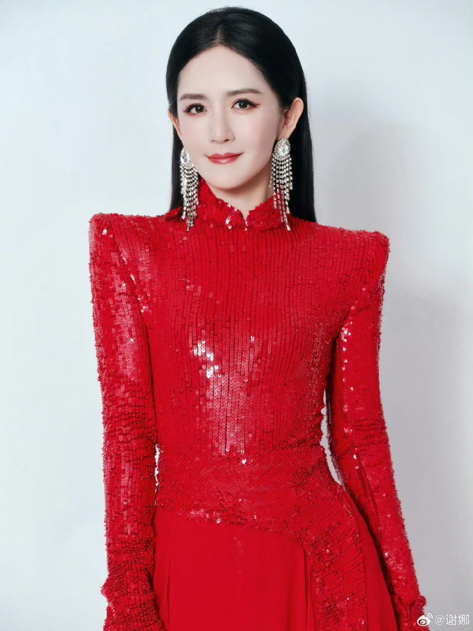 谢娜主打一个有求必应谢娜坦荡回应热搜争议，控场、舞台表现这些讨论她都有认真看到，