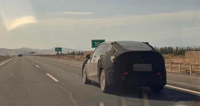 特斯拉Model Y L实车曝光！这波升级有点东西 6座布局（2+2+2）安排上