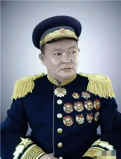 分裂者乔巴山：钉在历史耻辱柱上的罪人
 
胸前挂满勋章的乔巴山，实为中华民族的千