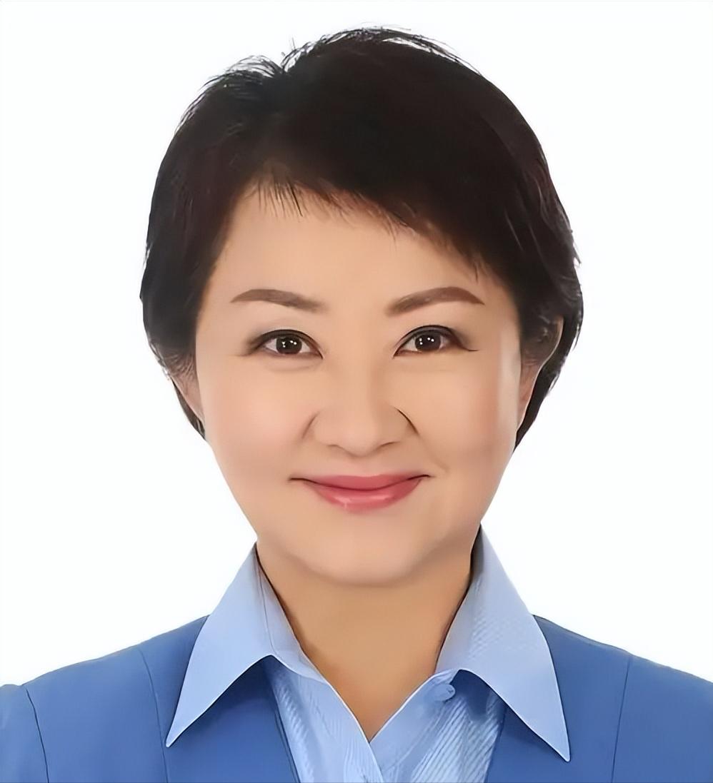 就在刚刚，

台中市长卢秀燕发表声明，

8月2日，台湾省台中市长卢秀燕出席民众