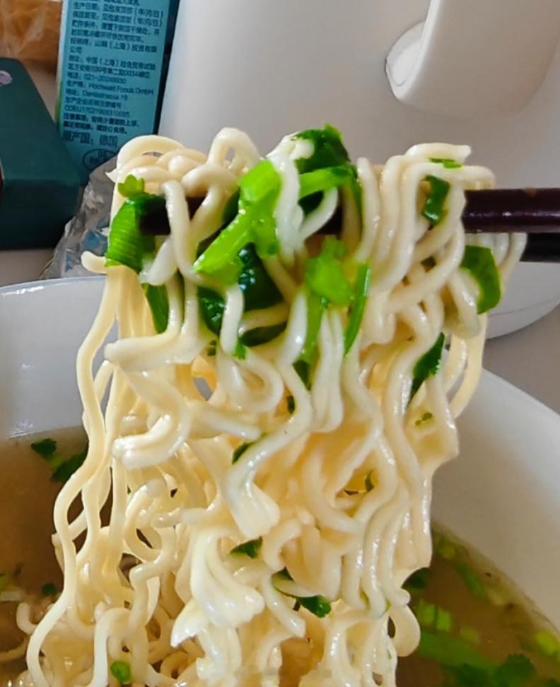 泡面 换水泡面换水我也干过，主要原因还是水不热泡不开才会这样泡啊！ 