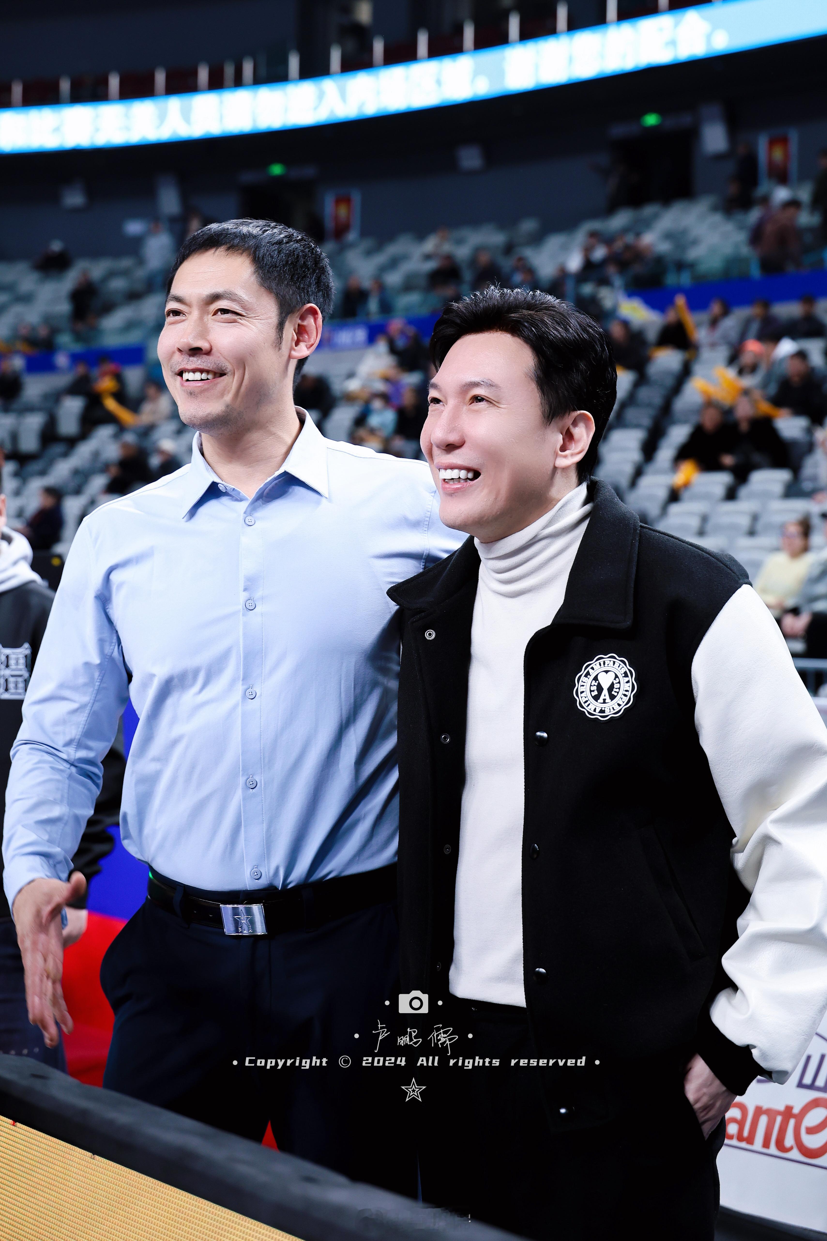 新疆vs天津赛前张庆鹏指导回新疆 倍儿亲切 