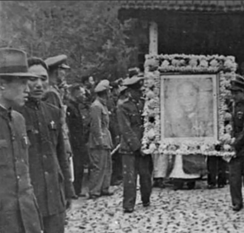 1950 年，一个挂过陆军中将领章的犯人被押往刑场，此人曾是亲手策划暗杀北洋元老