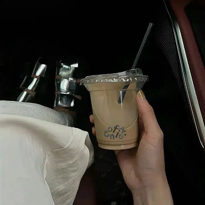 我快忘了 我以前是个有趣抽象的人 现在的我好像变得沉默 发呆 失眠 