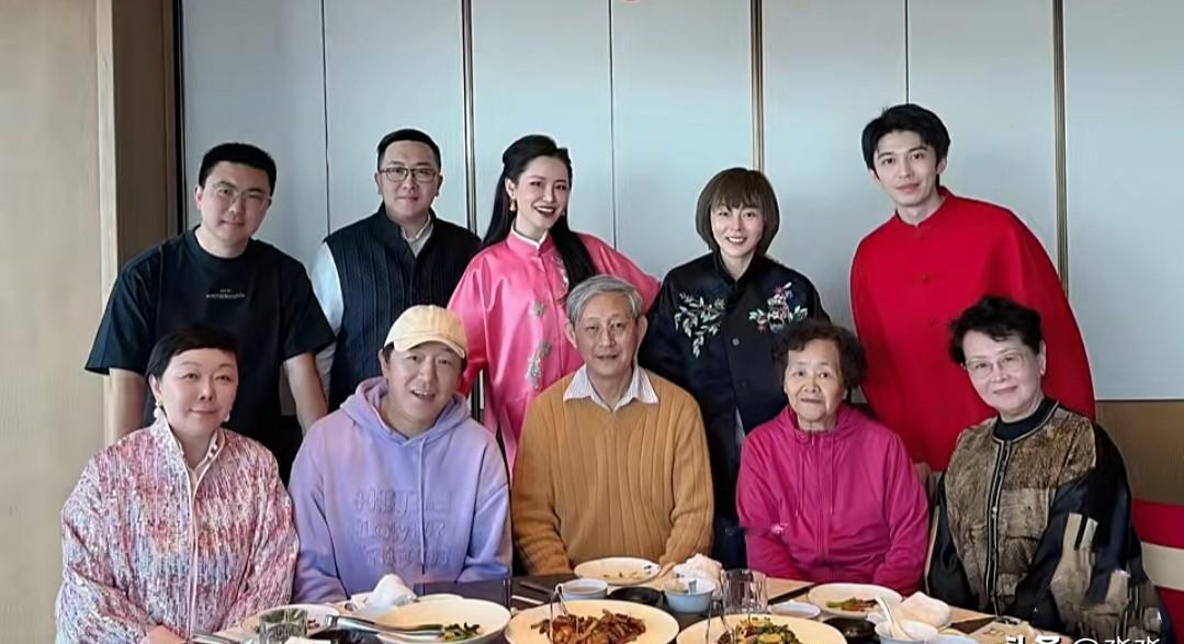 谁能想到，这次是岳父追着女婿要合影。
黄渤年后去岳父母家拜年。
饭桌上，高大时尚