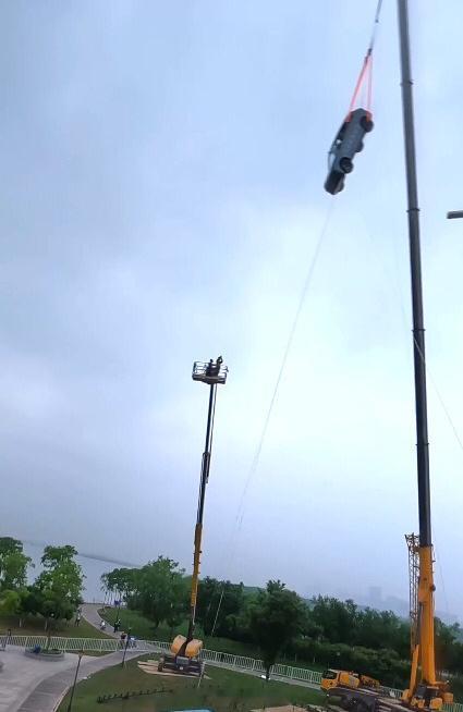 #奇瑞把车从32米高空垂直扔下##大v聊车# 【奇瑞把车从32米高空垂直扔下，比