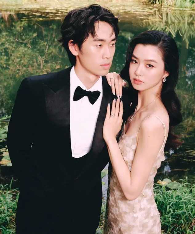 陈瑜林子濠今天官宣结婚了。10月21日上午，陈瑜甩出九宫格婚纱照，配文「把对未来