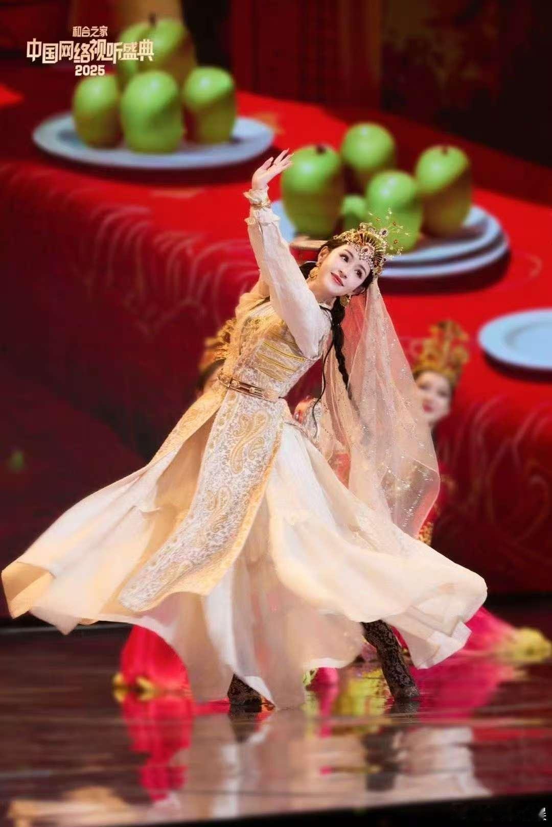 哈妮克孜新疆的雪莲花  美丽新疆，魅力无限！哈妮克孜用舞蹈诠释了新疆的美丽，雪莲