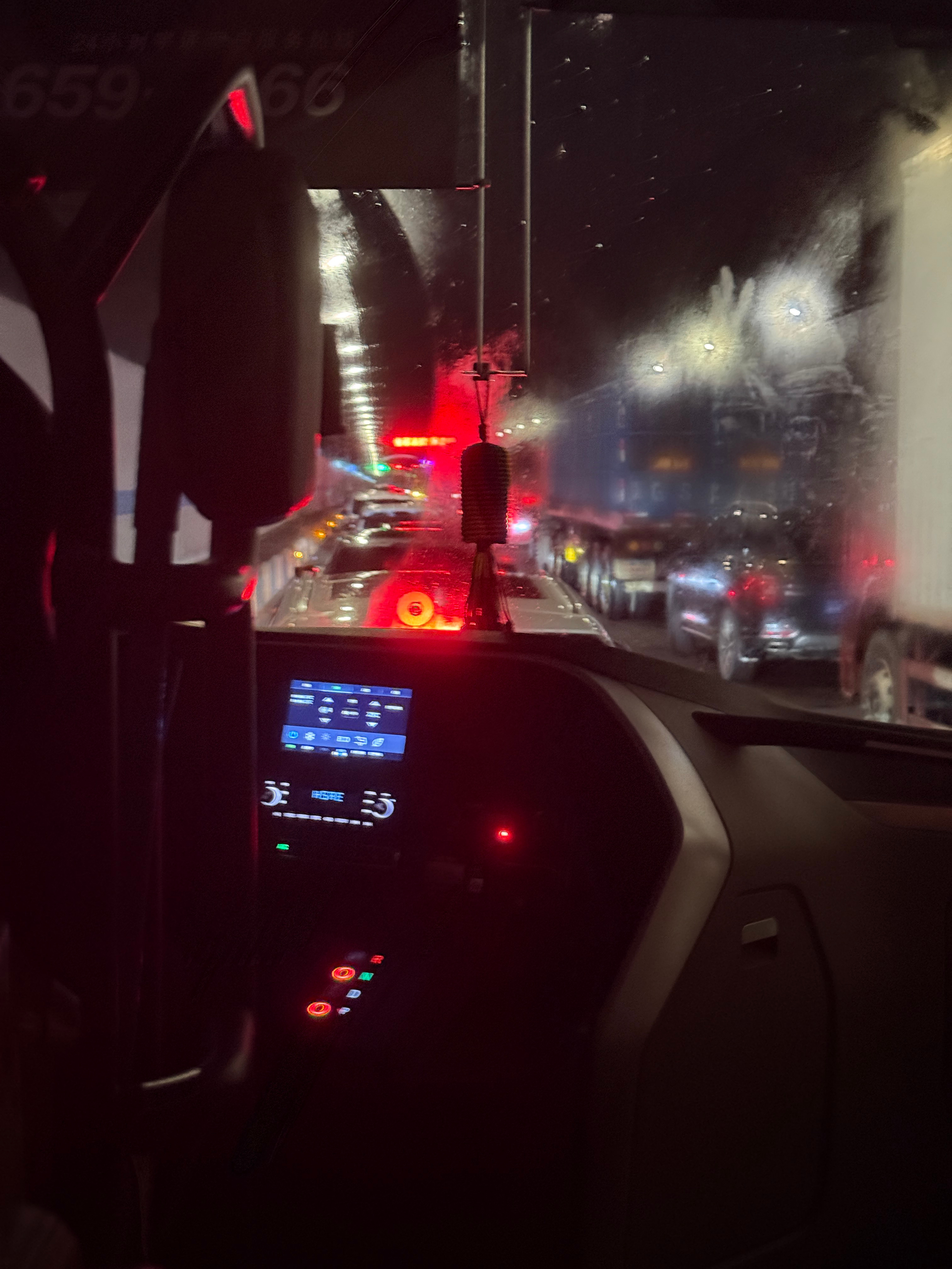 去张家口路上，居然堵隧道了呼呼的警车救护车大家出行平安  ​​​