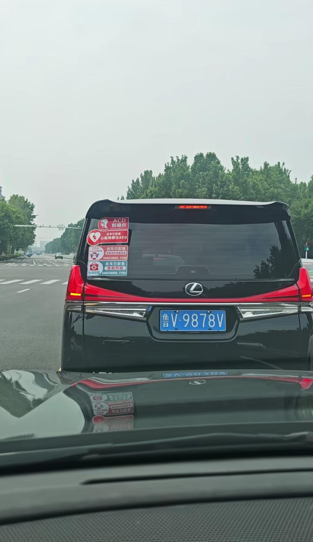 前面这辆雷克萨斯真亮眼。