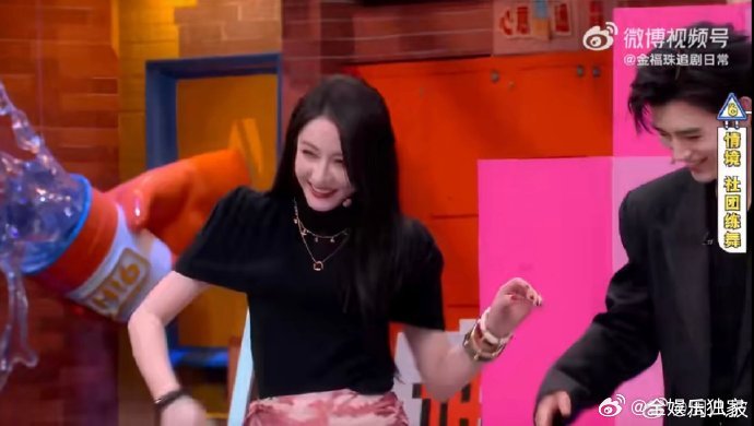 迪丽热巴陈飞宇甜度超标 迪丽热巴陈飞宇练舞场景演绎代入感超强，每一句对话都甜到心