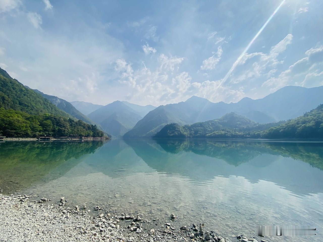 看看这先连续上坡21km，再连续下坡29km到达的天池，是否适合钓鱼。

远山近