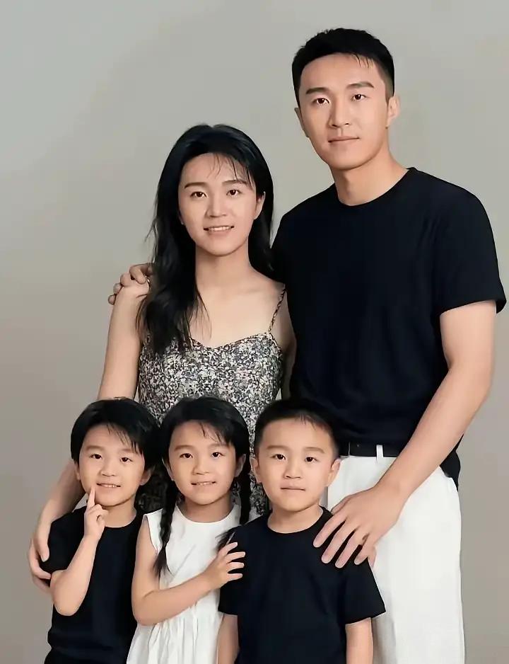 人靠衣装的Ai展现之
星爷的一家[奸笑][奸笑][奸笑]
Ai作品鉴赏 星爷