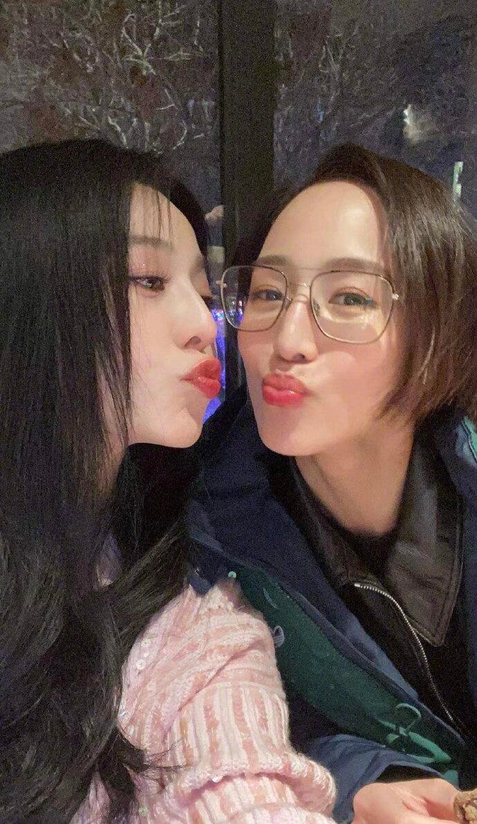张钧甯给范冰冰生日送祝福 低谷时都在陪伴。 ​​​