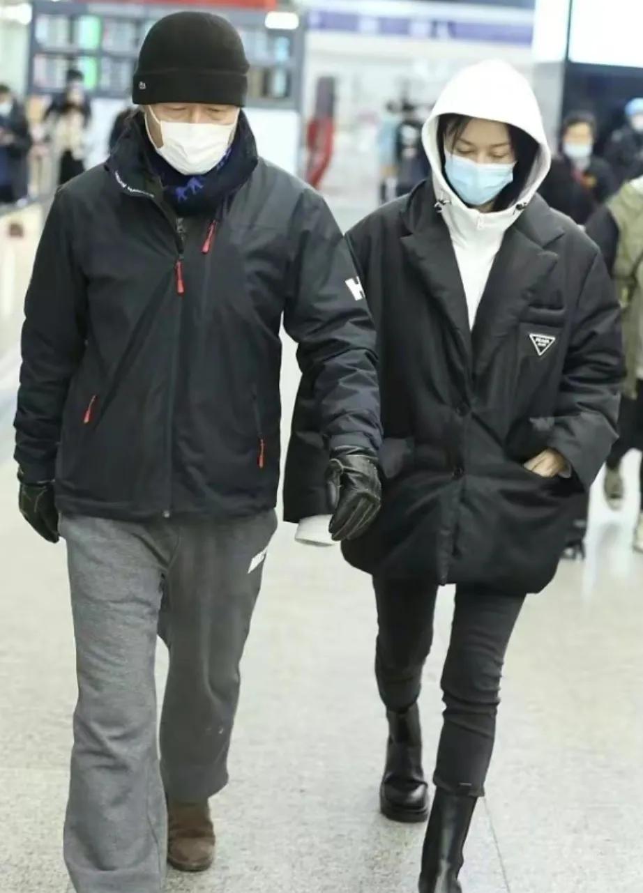 那英与孟桐在一起
有网友说，看起来像父女
一点也不像夫妻
确实，虽然孟桐戴着口罩
