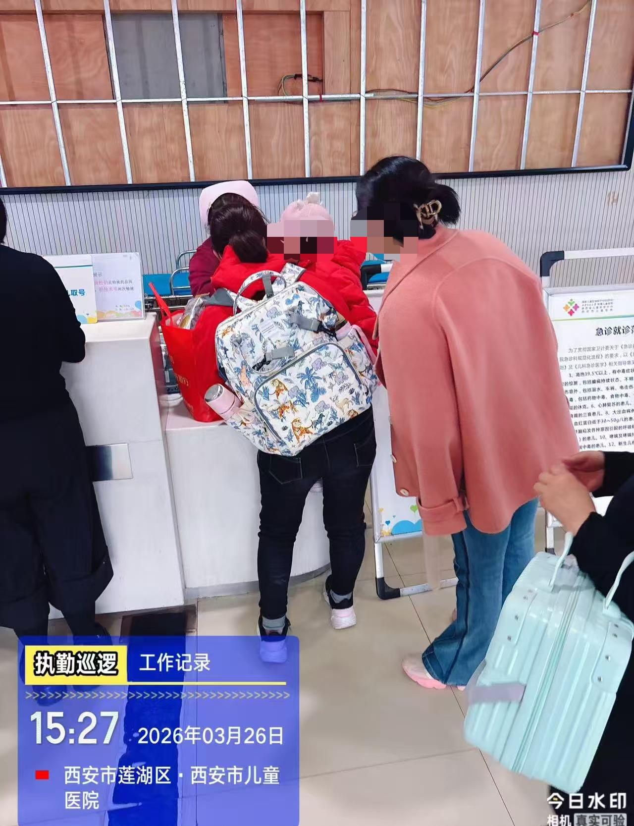 3月26日中午，交管浐灞国际港大队秩序中队铁骑队员接指挥中心指令，协助一名两岁重