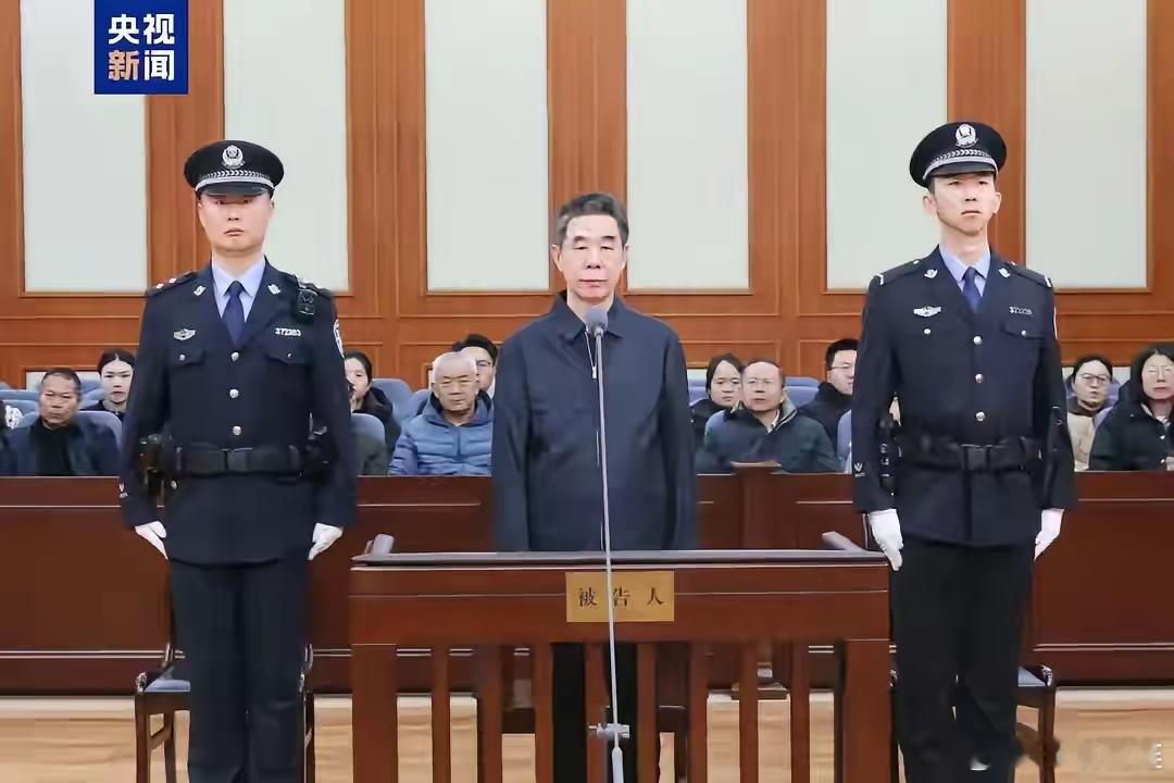 你们看了那个新闻没？贪官受审居然还穿着行政夹克，真是离谱！我觉得这太讽刺了。都成