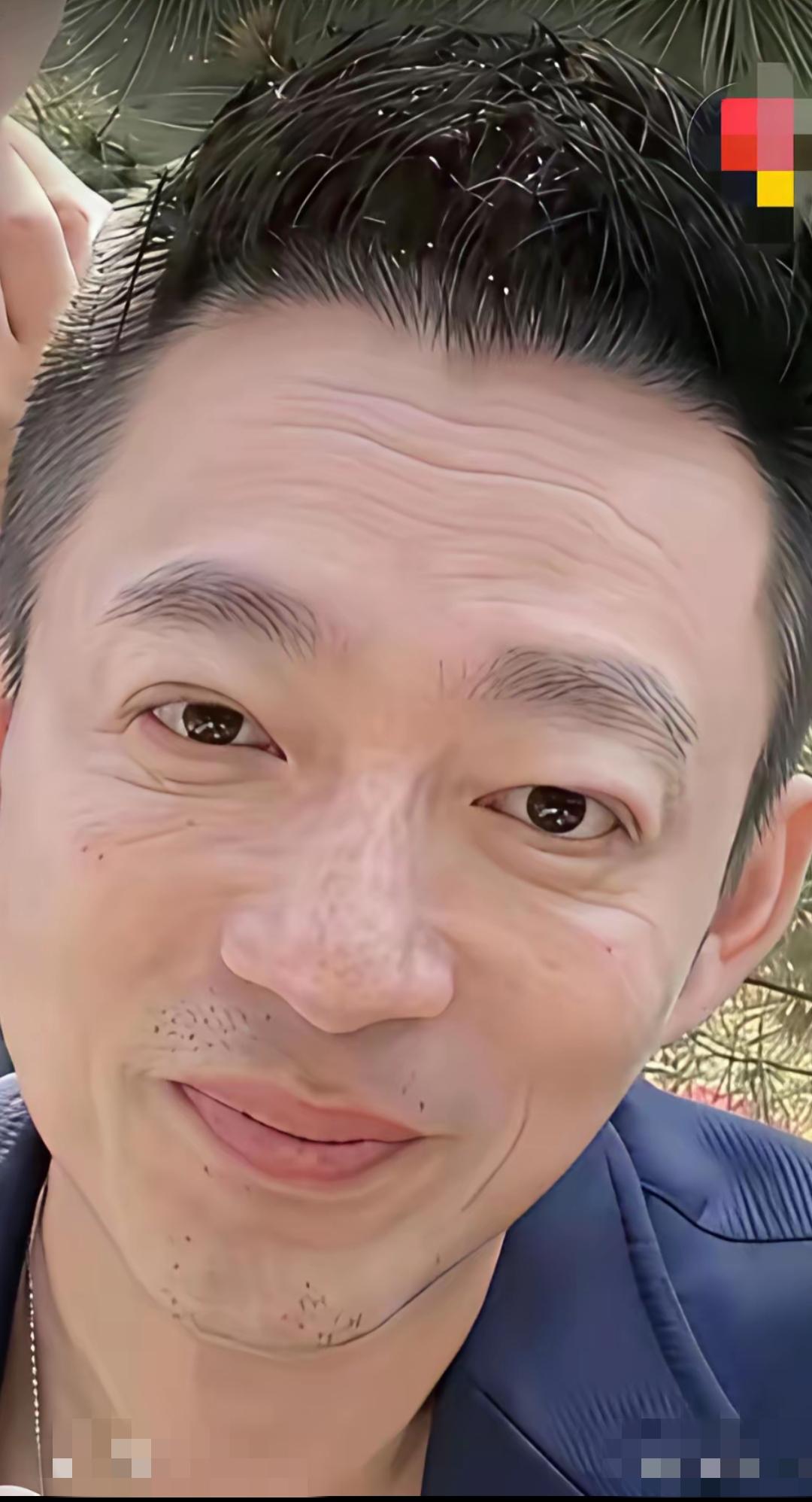 哇塞，是谁把汪小菲拍成满脸皱褶干瘪老头了？这照片要是让汪小菲看到了，不得气到吐血