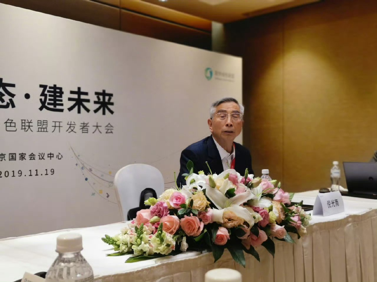 特朗普近日又放狠话，说考虑对中国进行软件制裁。在我们科技人员眼里，高端芯片并不具
