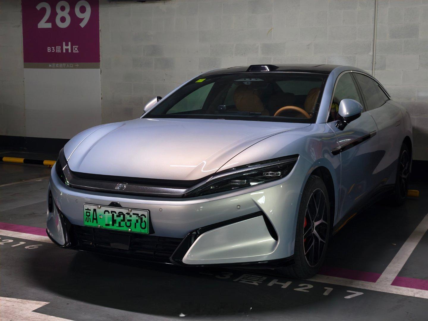 汉L EV 四驱激光雷达旗舰型，下车泊入特别好用，我拿着的是传统的钥匙，一锁车车