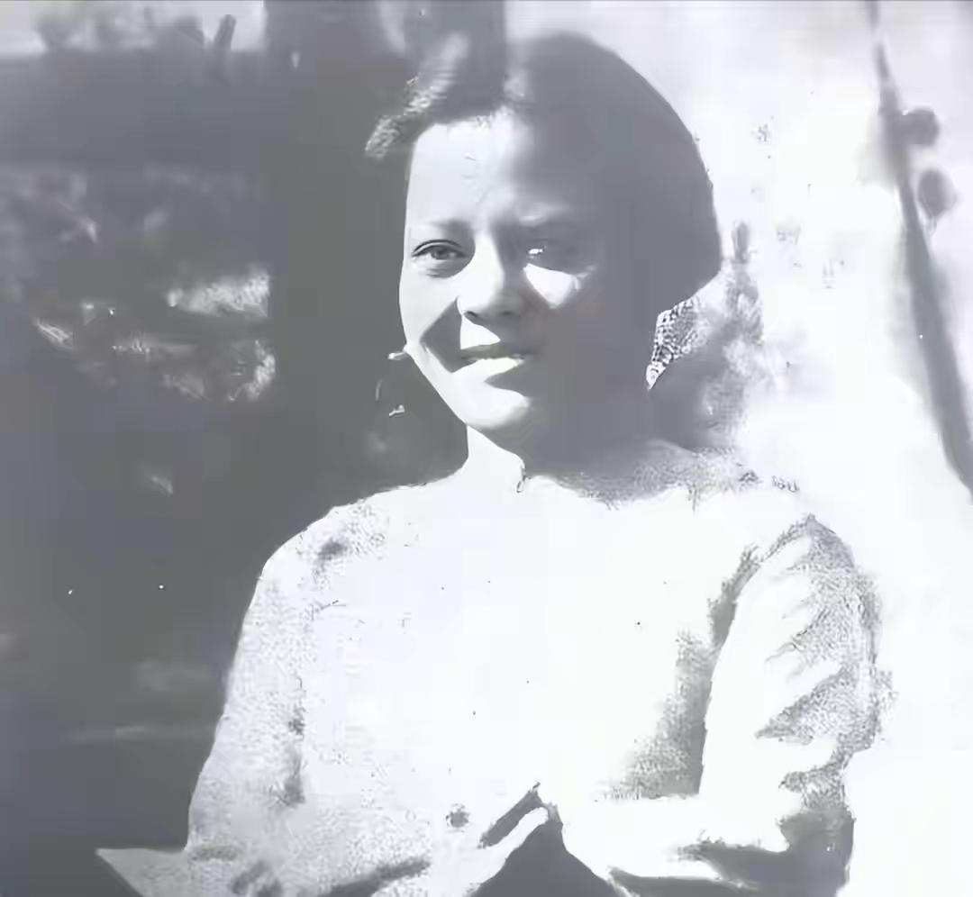 她牺牲时1岁女儿被特务扔草丛，后夫成大作家女成才凶手结局如何
 
这位牺牲的女性