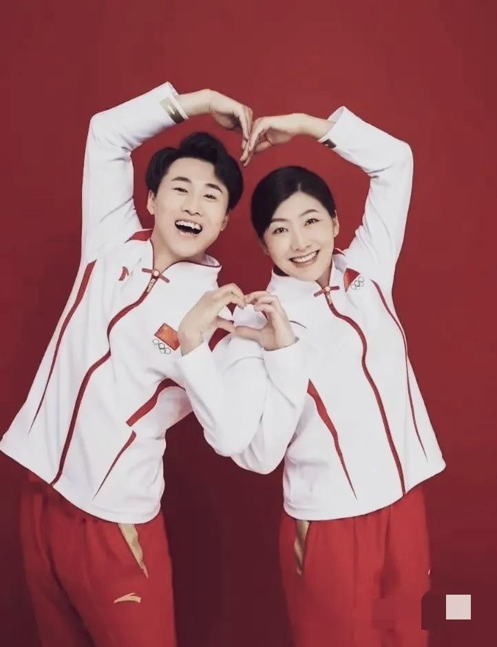 冰雪奇缘，会师米兰。徐梦桃与王心迪冬奥双双夺金，功德圆满。凯旋！夫妻双双把家还…