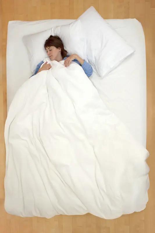 睡眠不好真的太痛苦，我之前也总失眠，后来摸索出不少改善方法。
规律作息很重要，别