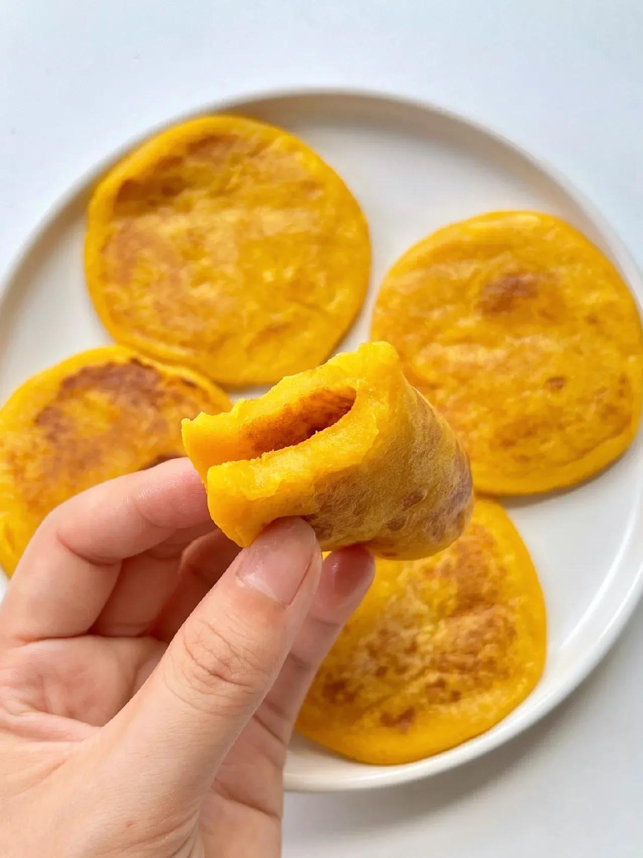 入秋之后就爱吃些甜甜糯糯的东西！ 馋了很久的南瓜饼今天可算安排上了，糯唧唧的，软