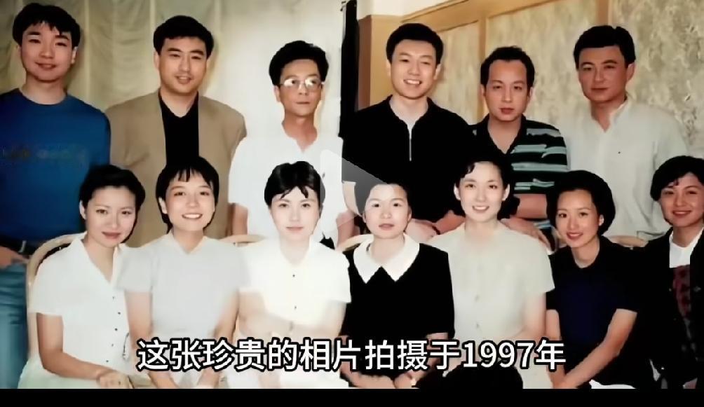 你还能认出来这里都有谁吗？1997年这张合影里，全都是当年央视的核心名嘴。一张张