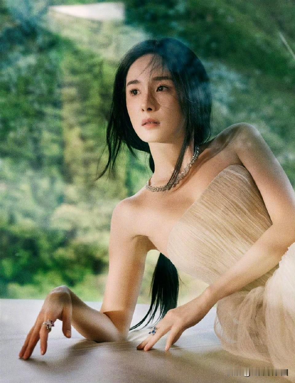 杨幂也是奔四了，还是风情万种