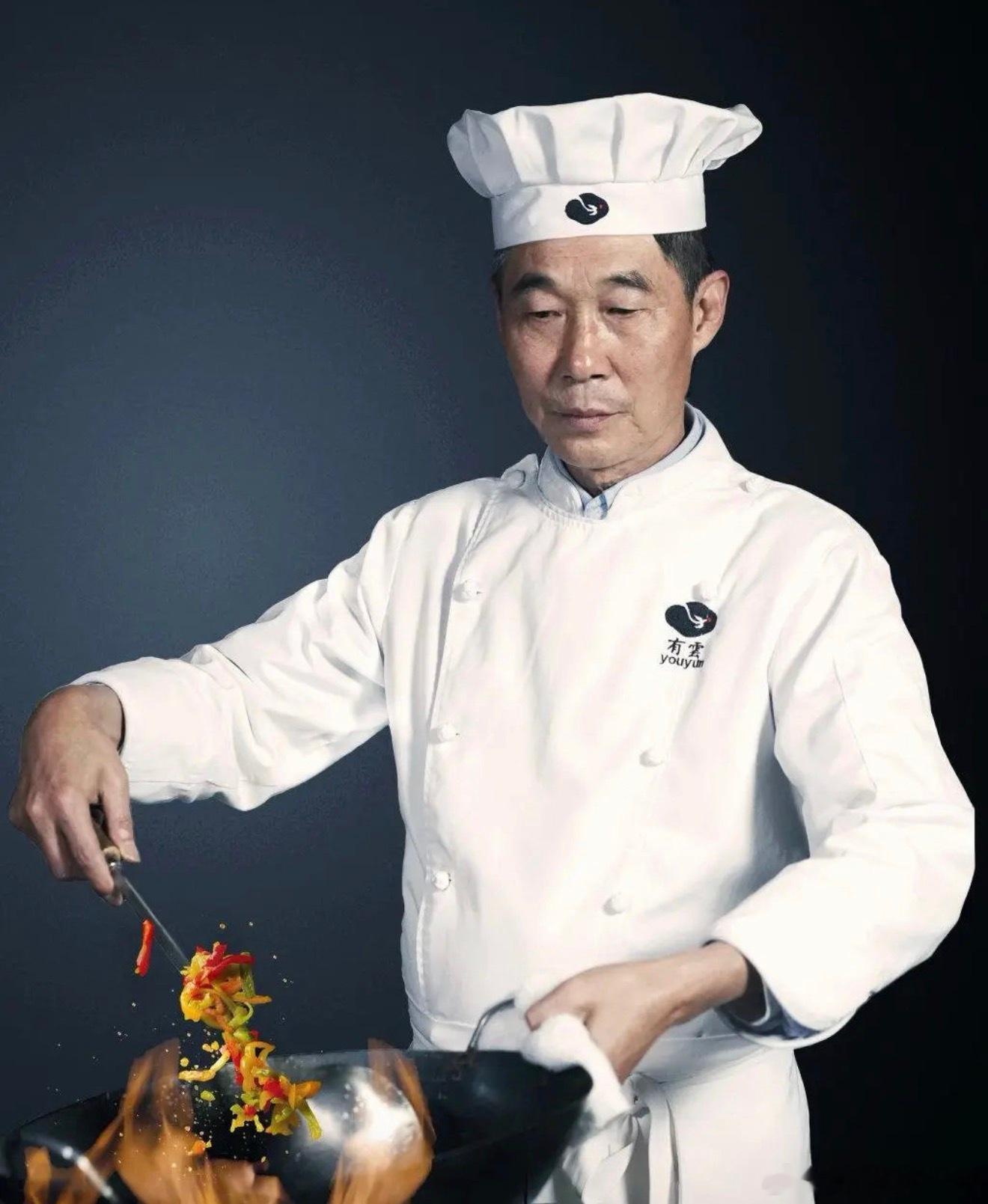 川菜老师傅被爆冷击败后又杀回来了百厨大战百厨大战迎来高能回归时刻，这位川菜匠人告