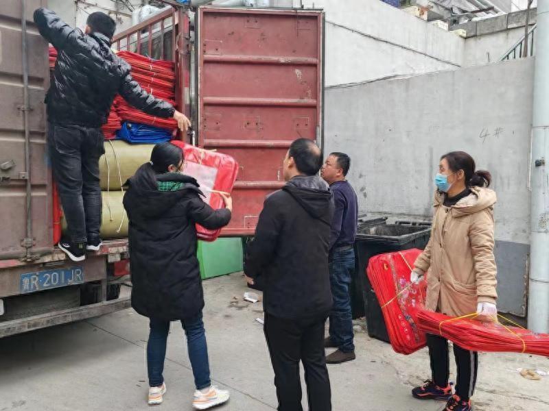 山东淄博，女子买被子，发现被子里装着7000多元，她赶紧将钱送回去，却没想到因为