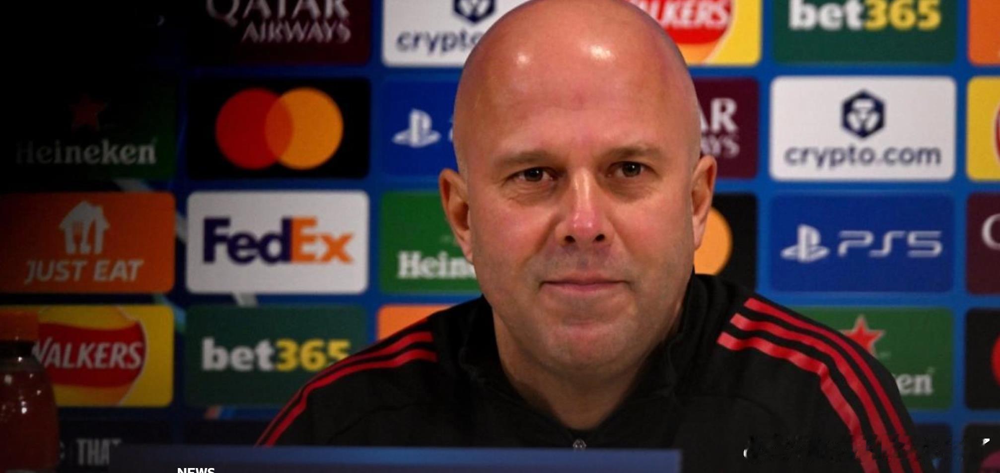 在新闻发布会中，记者询问斯洛特是否觉得需要