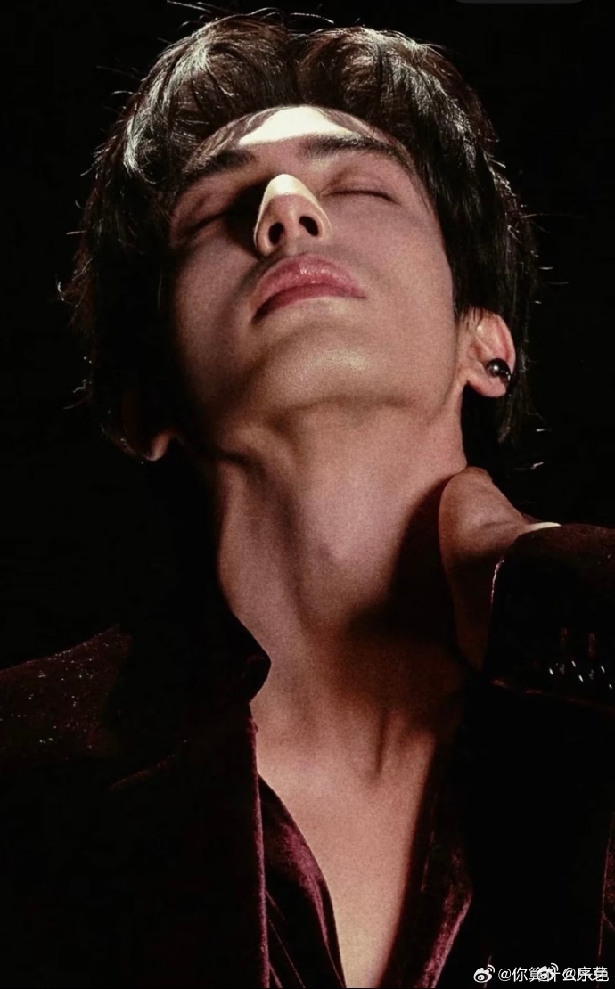 宋威龙富有且慷慨的暗夜玫瑰救命！宋威龙的深V暗夜玫瑰，这颜值这身段，直接帅到我失