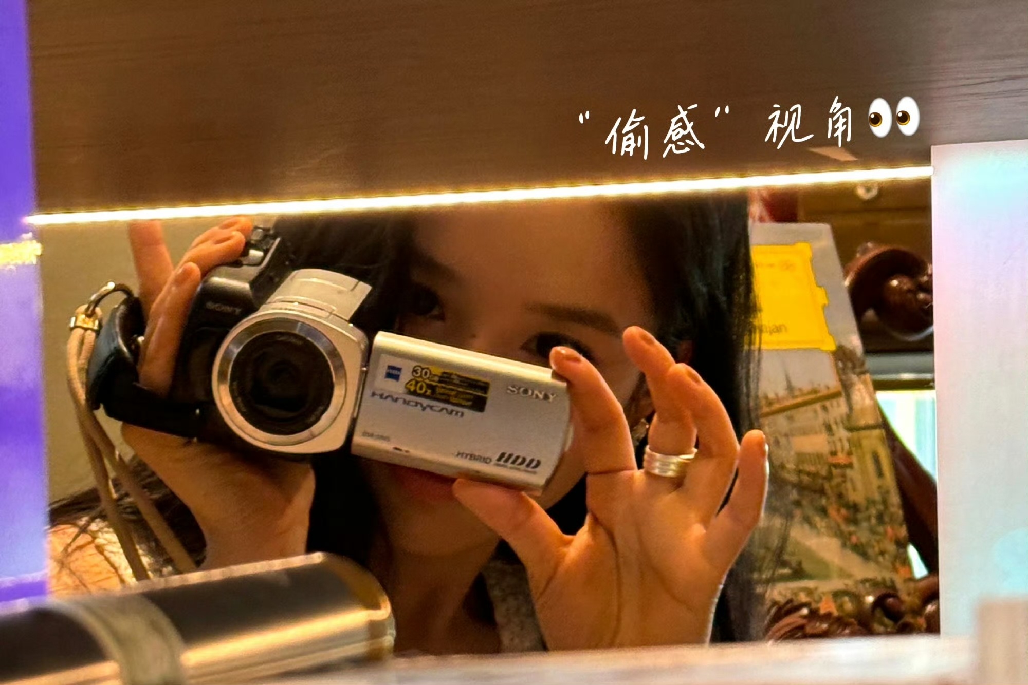 #张婧仪偷感视角自拍##张婧仪和来探班的奶糖贴贴#张婧仪和来探班的奶糖贴贴，爱看