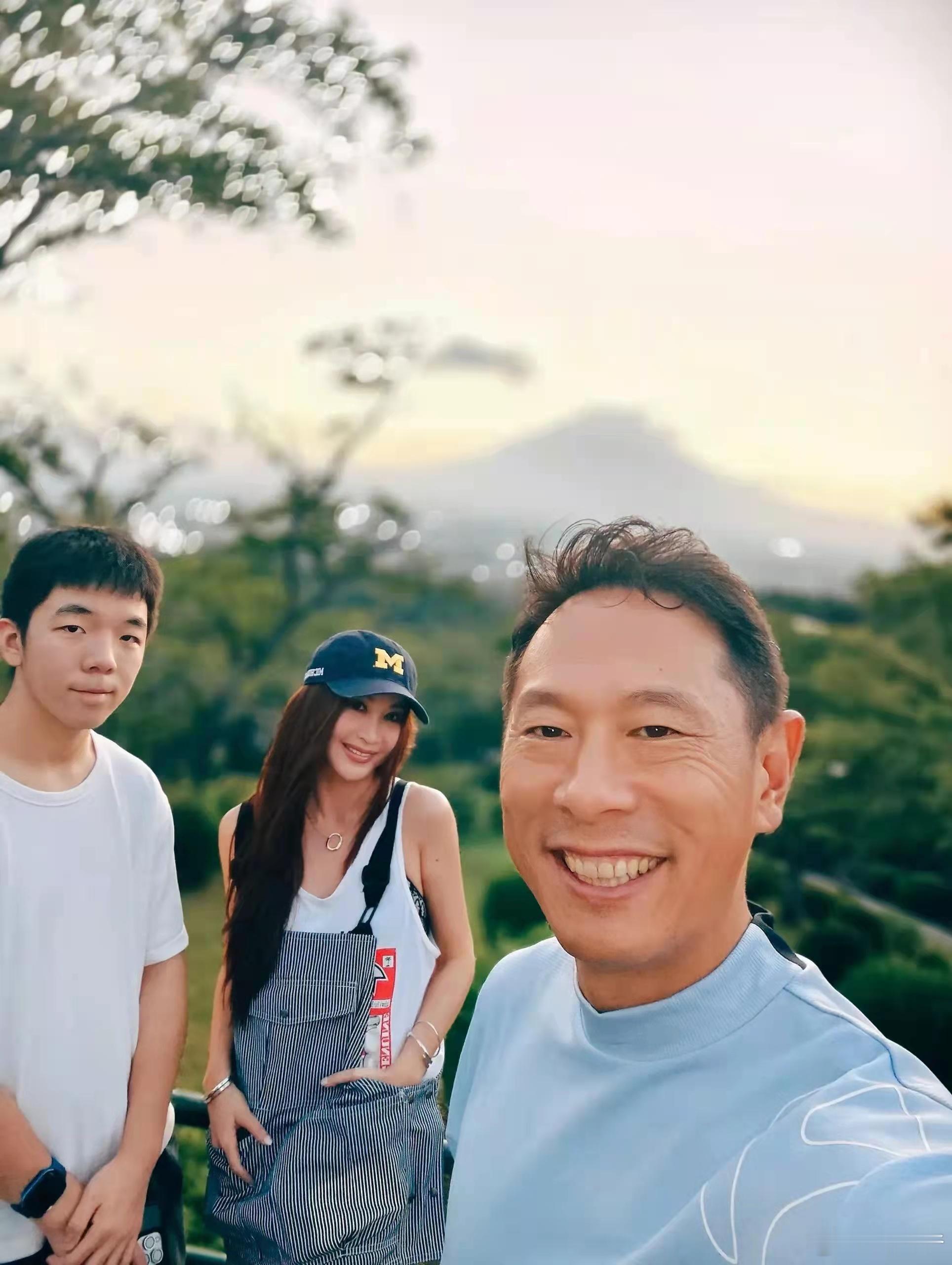 温碧霞穿背带裙游富士山，她舔冰淇淋如少女，老公满脸褶子显老！ ​​​