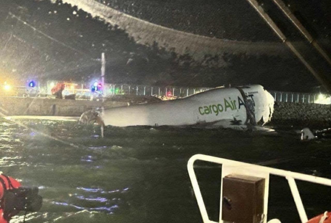 今天一早，香港国际机场被一则突发消息炸开了锅——凌晨3点50分，一架从迪拜飞来的