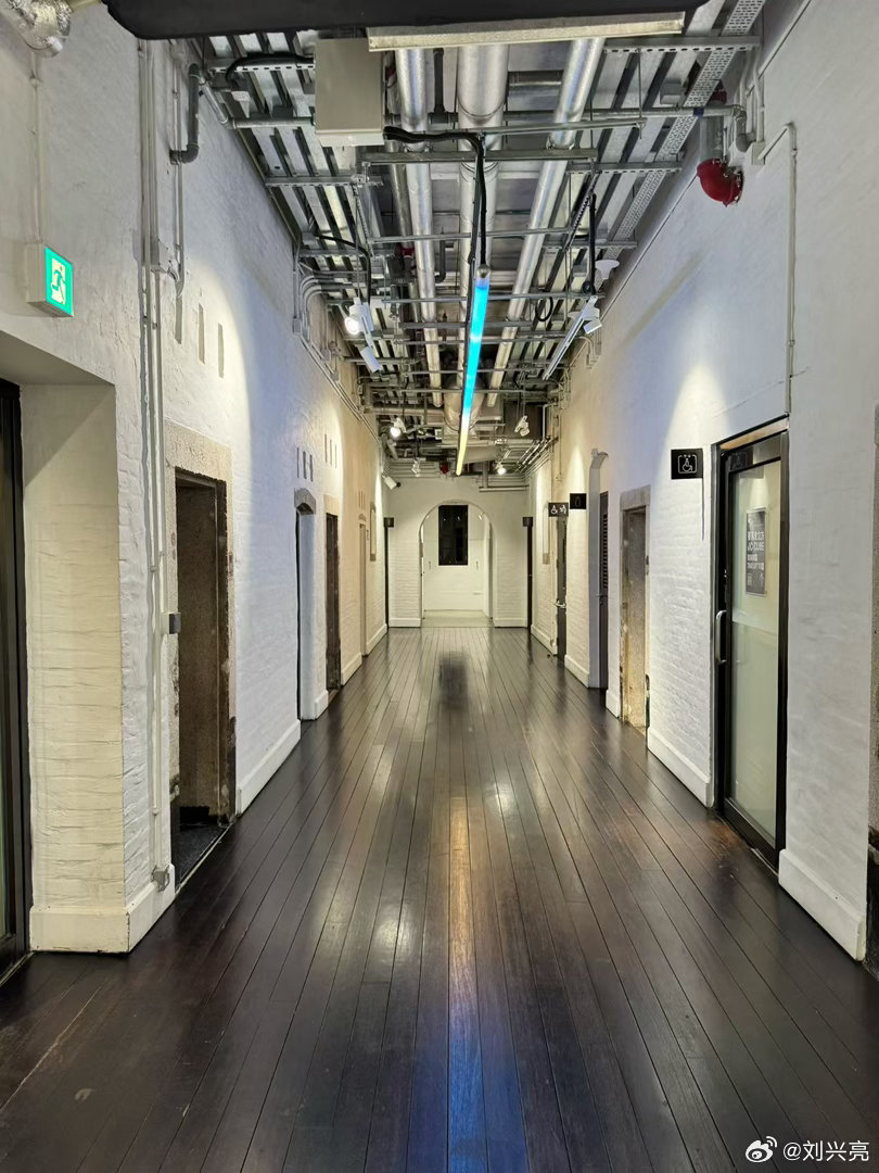 今晚二场，朋友带我来了香港的「监狱」——大馆。曾经关人的地方，如今变成了艺术、文