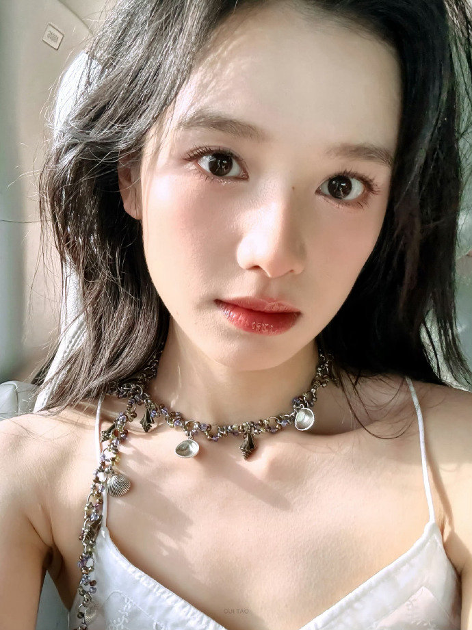 网友偶遇张婧仪做服务员，疑似为新戏角色做准备 。7月21日，有网友在吃饭的时候偶
