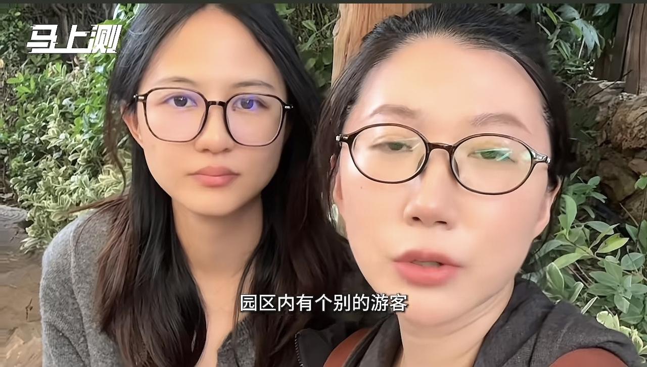记者在郑州银基动物园园区看到，有很多游客在游玩的时候，随意就在园区内吸烟。还一个