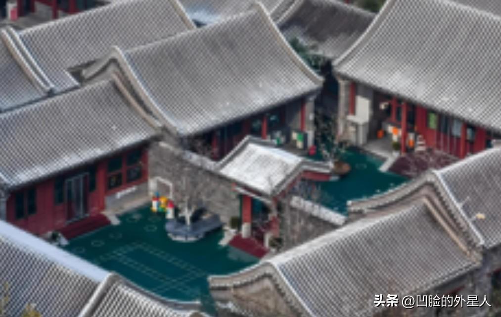 1991年，杜月笙的儿子来到北京，想要收回父亲当年购置的四合院，然而，所有住户都