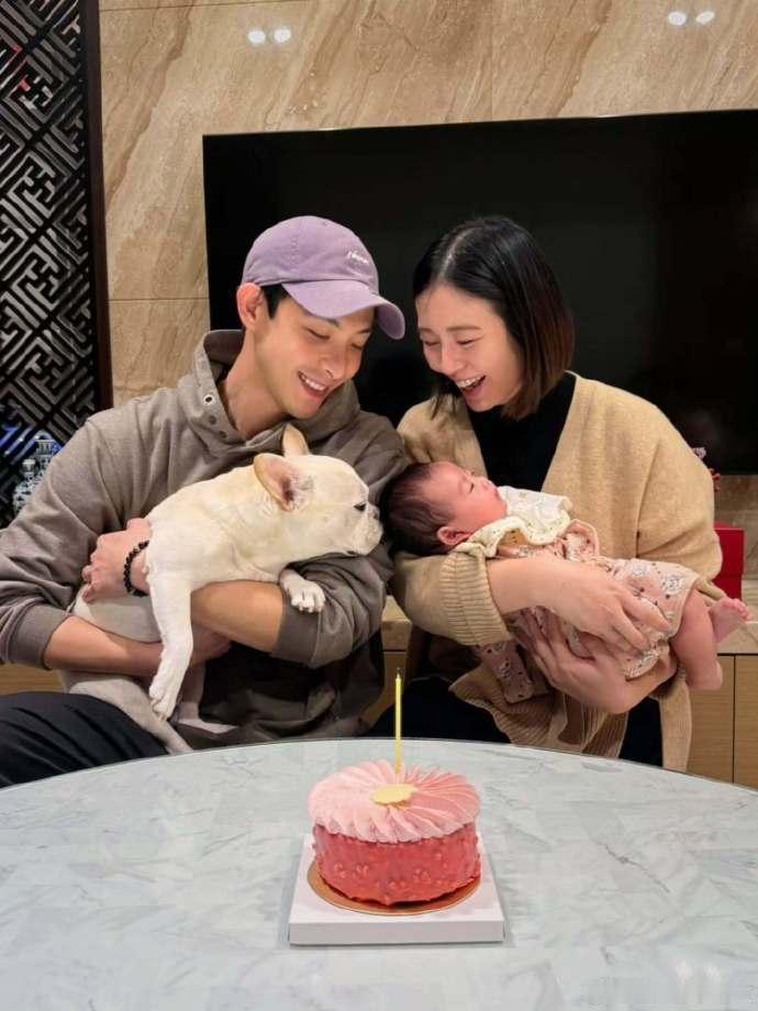 刘品言连晨翔女儿露脸照刘品言抱女儿庆祝连晨翔生日 刘品言抱女儿庆祝连晨翔生日 